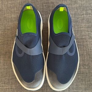 Oofos men’s sneakers, ultra lightweight slip ons. Size 10.5